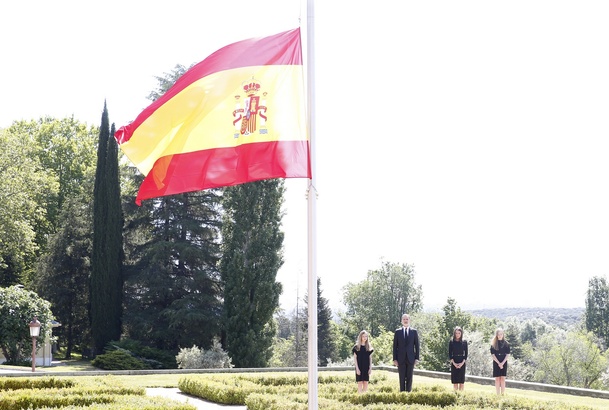 Sus Majestades los Reyes, acompañados de sus hijas, durante la ceremonia de arriado de bandera que tuvo lugar en el Palacio de La Zarzuela con ocasión